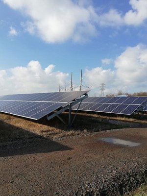 Опорна конструкція для сонячних панелей (наземна, одностійкова, вертикальна, 2 рядна) 99203 фото